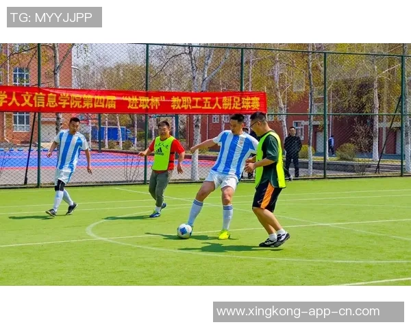 足球巨星炫酷花式动作集锦展现技艺与魅力，激情四射尽显风采